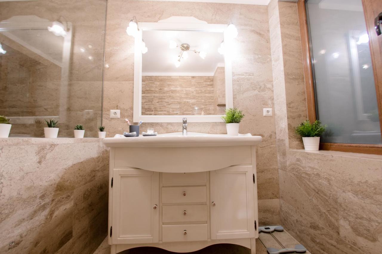 Luxury Down Town Apartment Bucharest Exterior photo